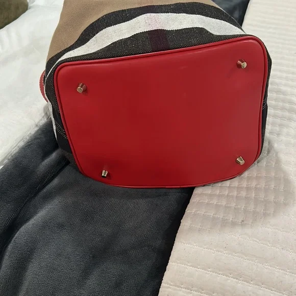 Authentic Burberry Ashby Purse - Picture 3 of 11